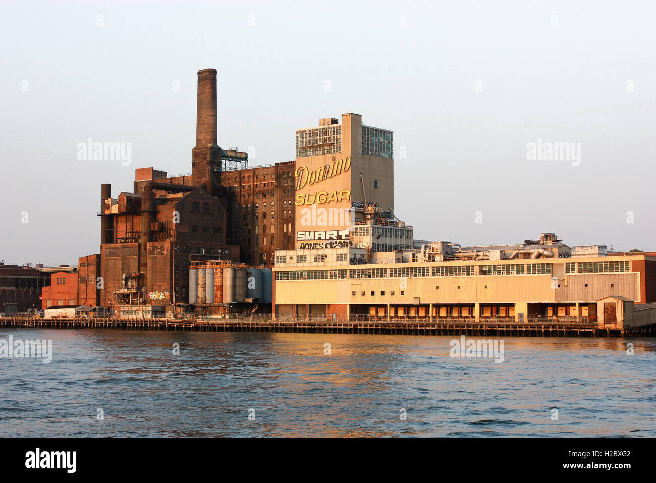 Blick vom Hudson auf Domino Zuckerraffinerie Stockfoto