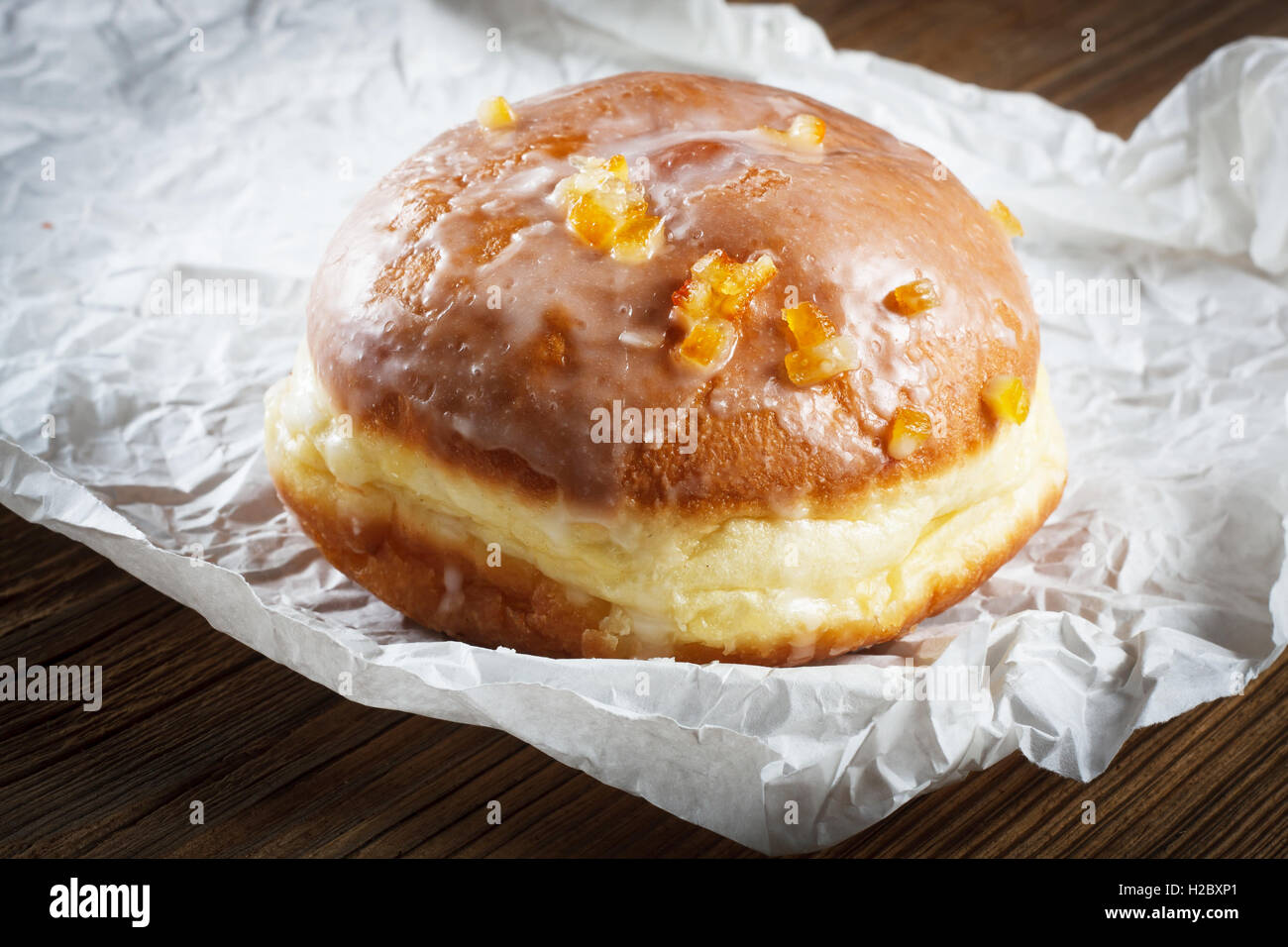 Donut gefüllt mit Rosen-Marmelade Stockfoto