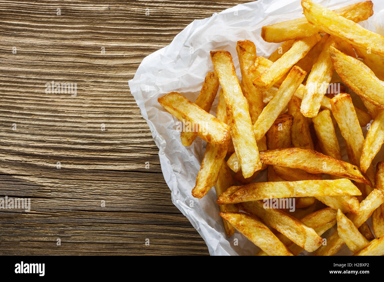 Pommes Frites auf Holztisch Stockfoto