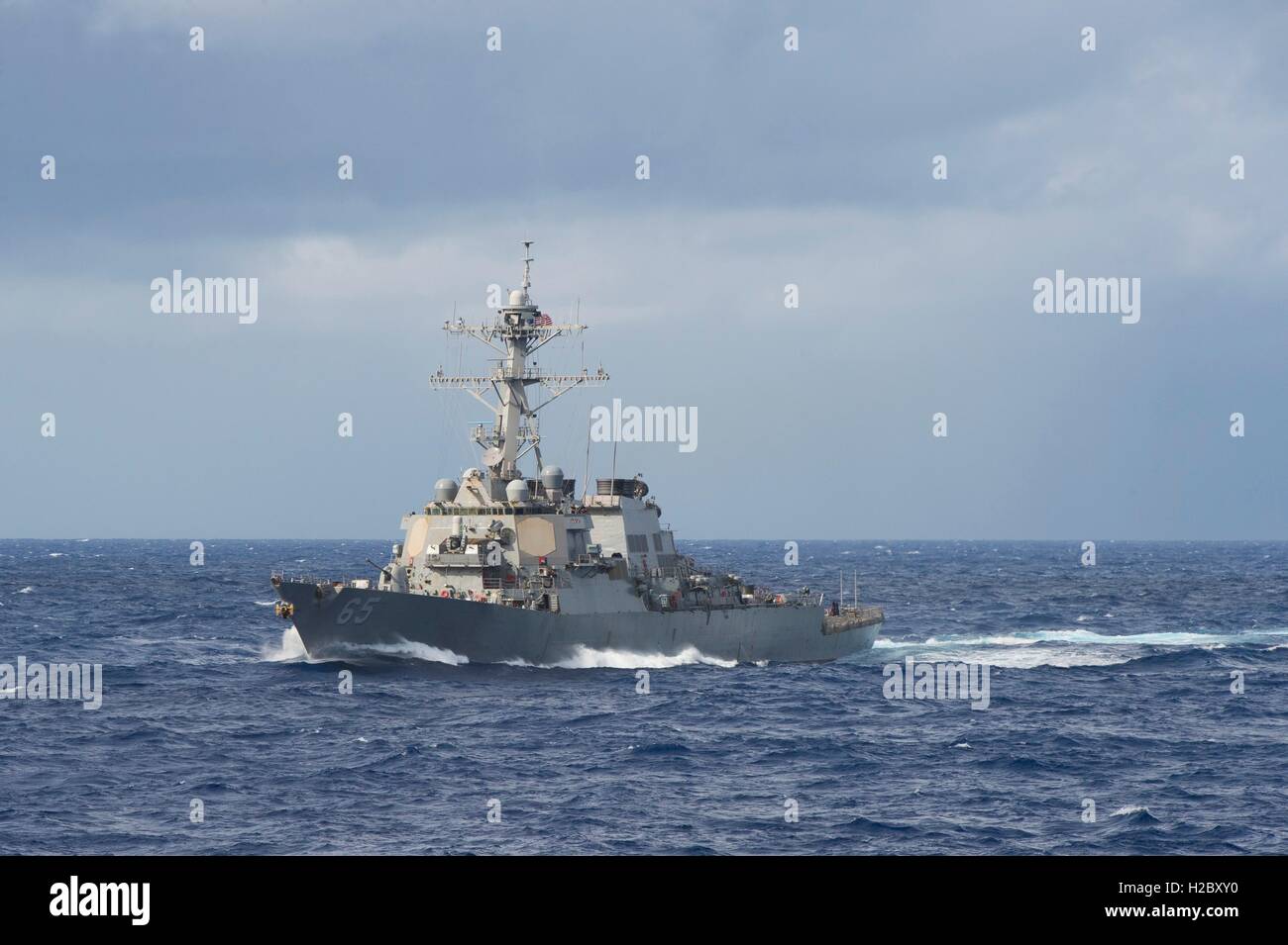 Die USN Arleigh Burke-Klasse geführt-Zerstörer USS Benfold dampft in Bildung, die Vollendung des Valiant Shield Übungen 23. September 2016 in der Philippine Sea zu bedeuten. Stockfoto