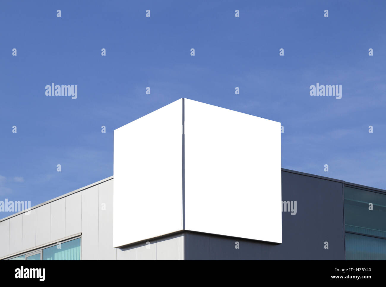 Mock-up. Leeren Plakatwand im Freien, outdoor Werbung an der Wand eines Gebäudes blauer Himmel Hintergrund Stockfoto