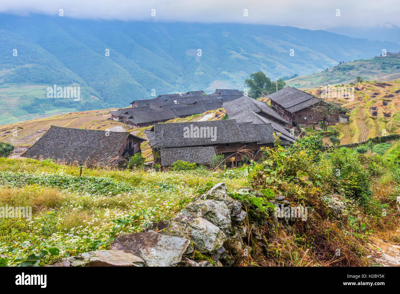 Traditionelle chinesische lange Ji Zhuang Minderheit aus Holz Dorfhäuser bei bewölktem Wetter Stockfoto