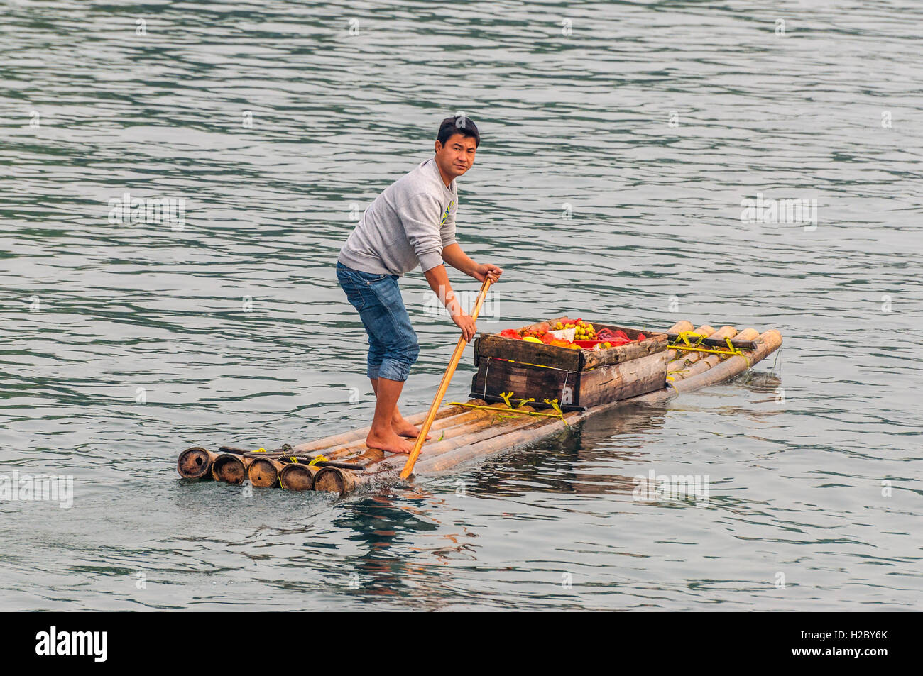 Obst-Verkäufer auf seinem schwimmenden Markt Floß auf dem Li-Fluss in der Nähe von Yangshuo, China. Stockfoto