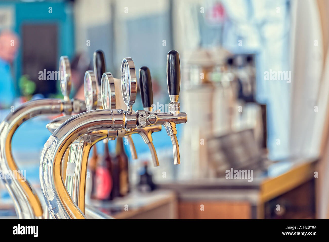 Dürre-Bier-Hähne und andere Getränke in einer Bar. Stockfoto
