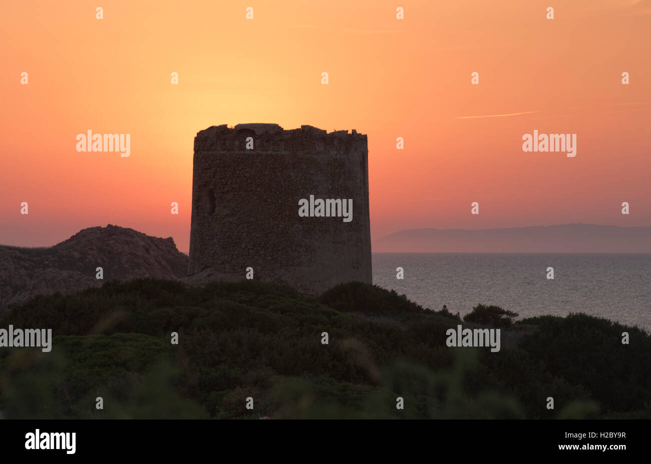 La Torre Spagnola, der spanische Turm in Isola Rossa-Sardinien mit den Sonnenuntergang hinter, September Stockfoto