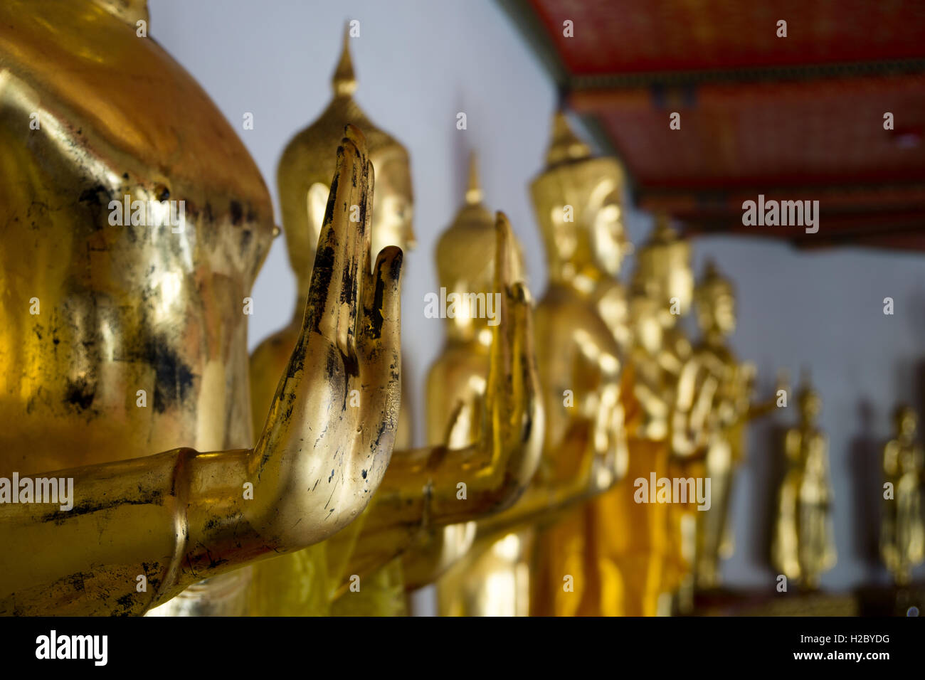 Nahaufnahme Bild von Buddha Statue Hände, Symbol für Vergebung und Frieden, Tempel der zurückgelehnten Buddha, Bangkok Thailand Stockfoto