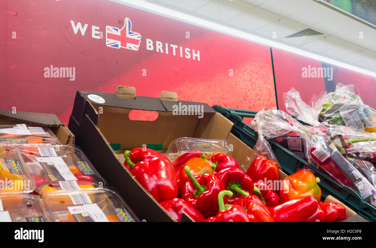 Wir kaufen britische Logo Obst & Veg Abschnitt in Aldi Supermarkt. England. UK Stockfoto