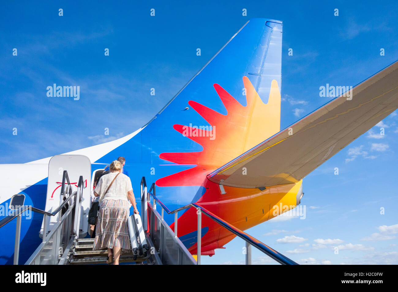 Fluggästen Jet2.com Flug am Flughafen Leeds/Bradford. England. UK Stockfoto