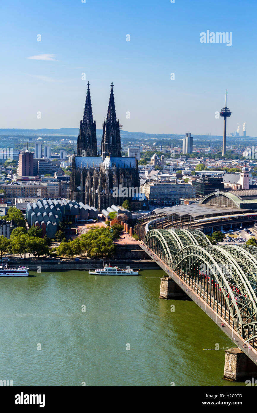 Rhein und Kölner Dom (Kölner Dom) mit Hohenzollernbrücke (Hohenzollernbrücke) im Vordergrund, Köln Stockfoto