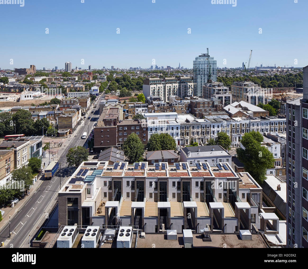 Arial Ansicht der Schale Platz Blick nach Osten mit London am Horizont. Peel Place, London, Großbritannien. Architekt: Dexter Moren Associates, 2016. Stockfoto