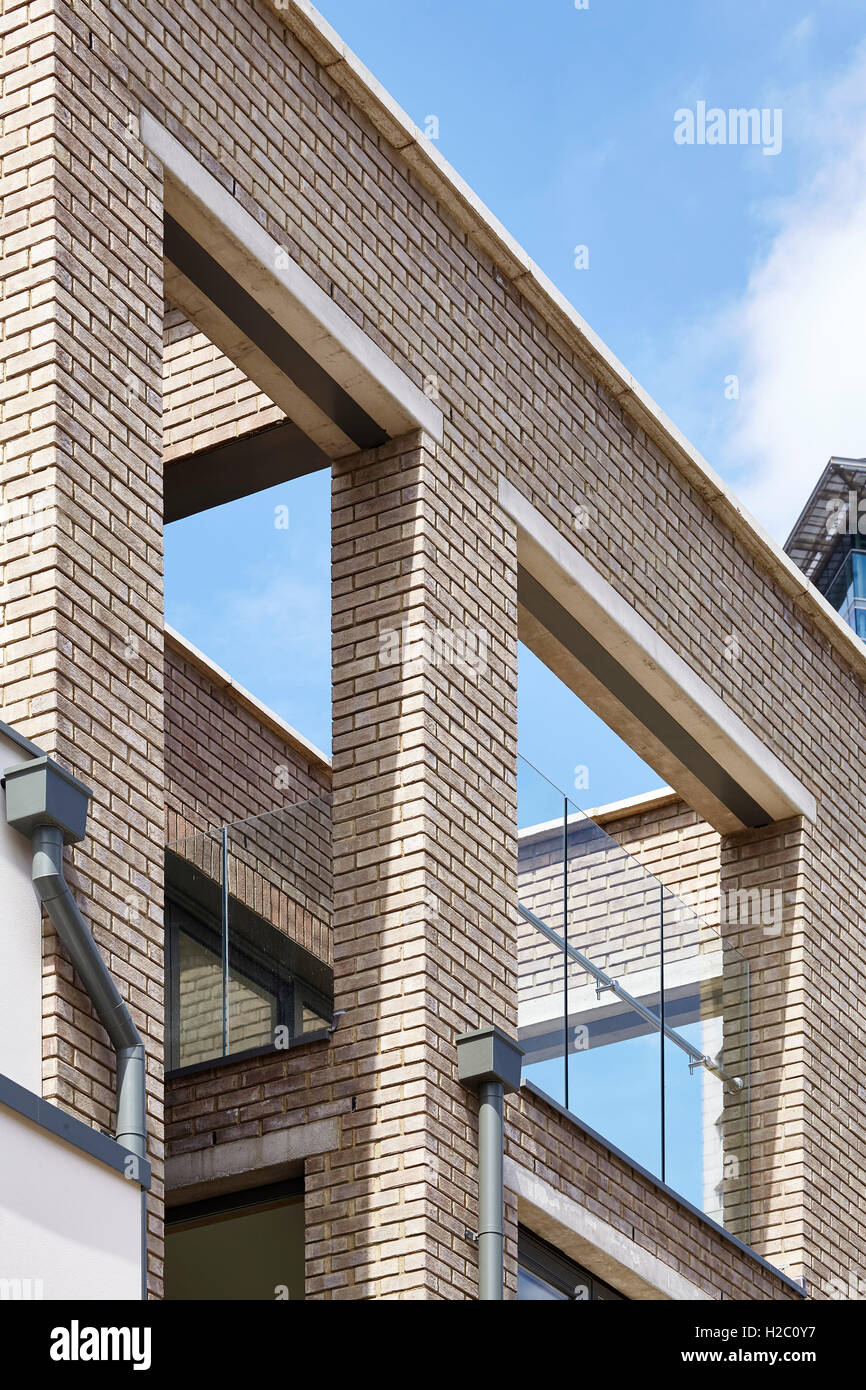 Detail der Backsteinfassade Öffnungen zeigen. Peel Place, London, Großbritannien. Architekt: Dexter Moren Associates, 2016. Stockfoto