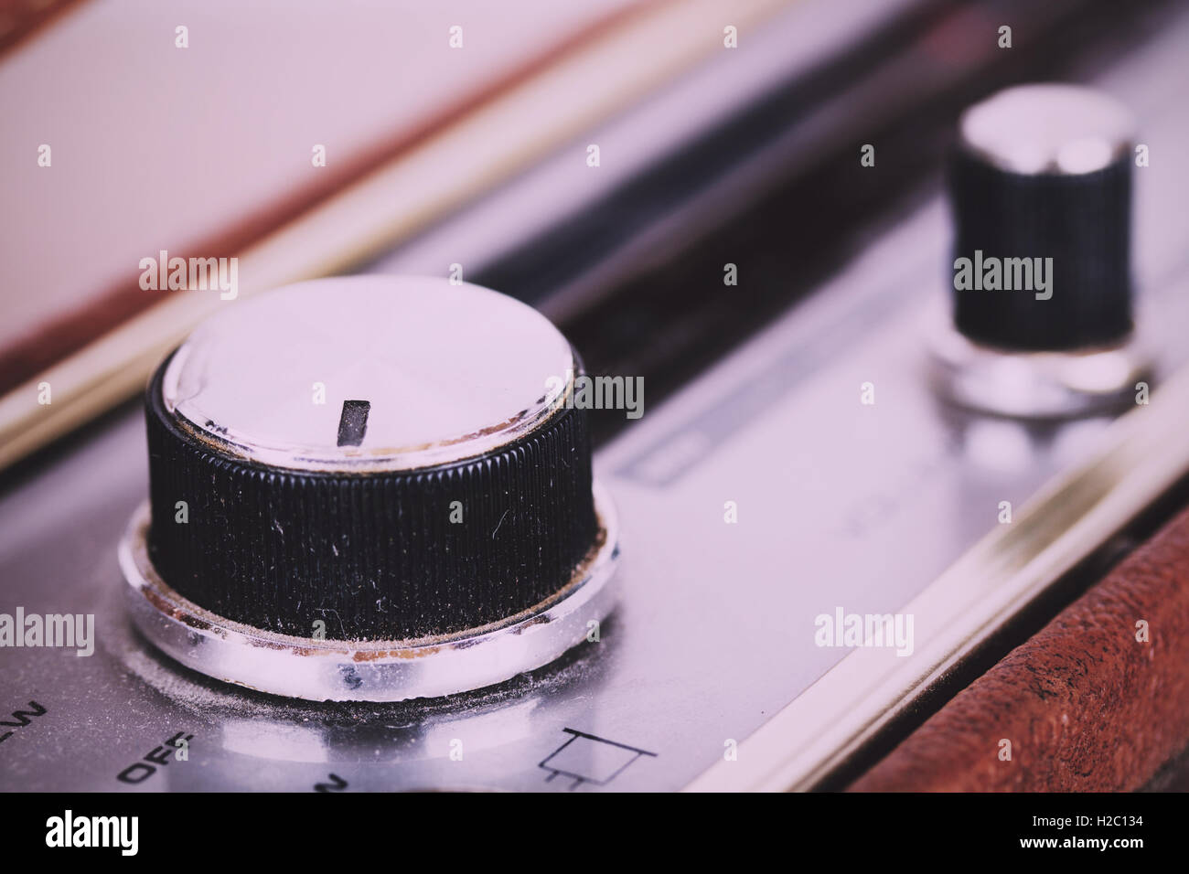 Nahaufnahme der Zifferblätter auf Radio Retro-Stil Vintage Retro-Filter. Stockfoto