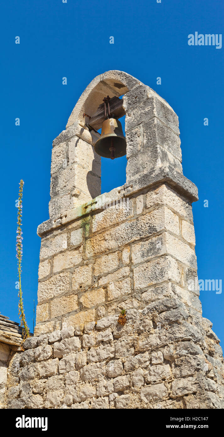 Blick auf die Glocke, 13. Jahrhundert Kirche St. Nikolaus, Marjan-Hügel, mit Blick auf Split, Kroatien Stockfoto