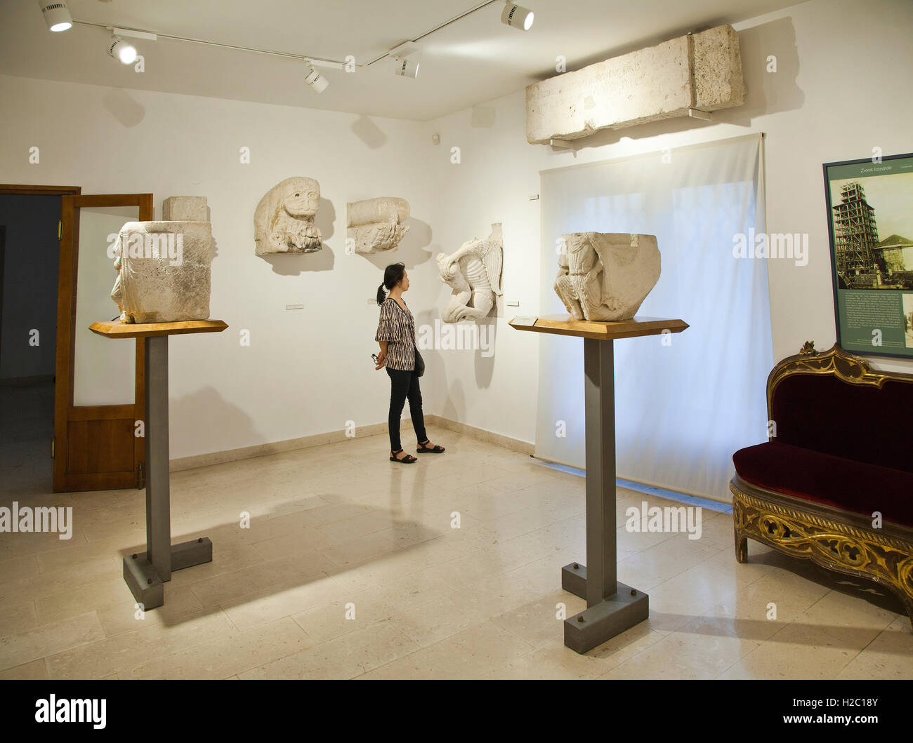 Stadt Museum von Split, Kroatien. Innenansicht einer der Galerien. Orientalische touristischen untersucht ein Artefakt auf dem display Stockfoto