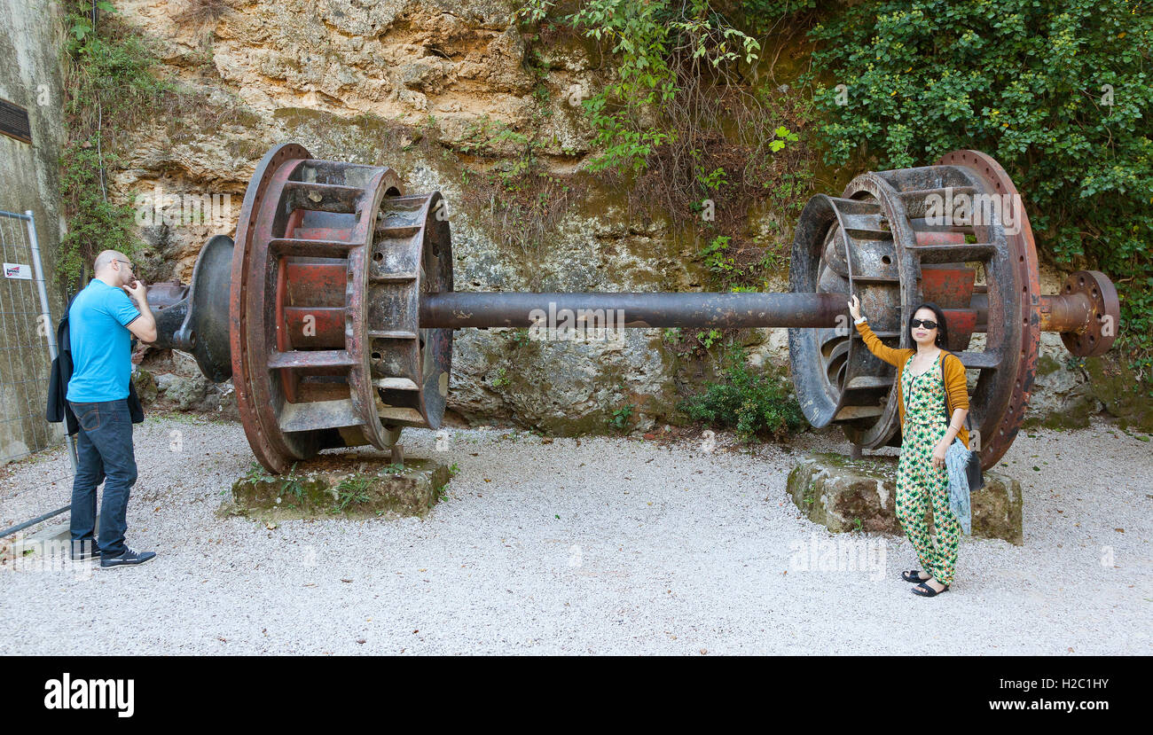 Vintage Hydro Electric Power Turbinenlaufrad, auf dem Display Jaruga Krka Nationalpark, Kroatien. Touristen, die Interesse zeigen. Stockfoto