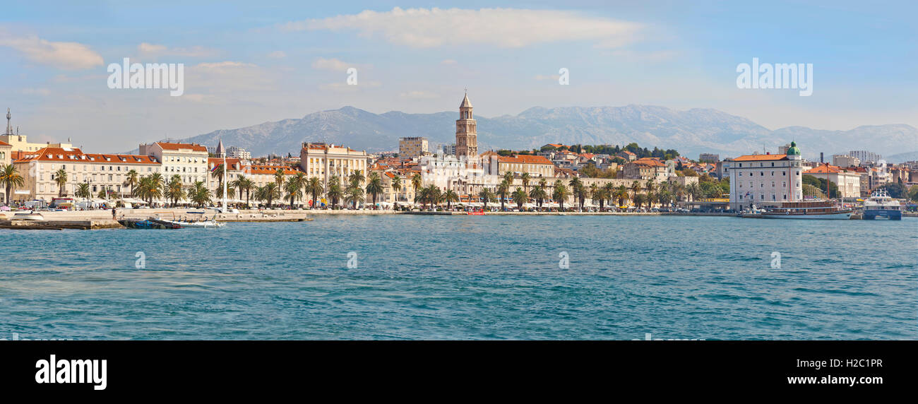 Split Riva und Hafen Fassade, dalmatinische Küste, ein marine Haupttor aus dem Westen angesehen. Strahlende Sonne. Stockfoto