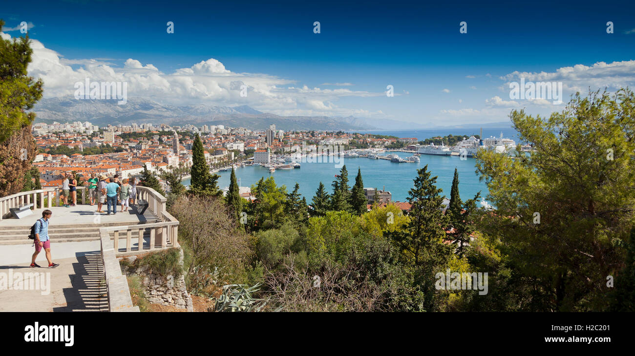 Panoramablick von Split, ein wichtiger marine Hafen an der Küste von Kroatien. Aus dem Westen, die von Marjan-Hügel, helle Sonne hoch angesehen. Stockfoto