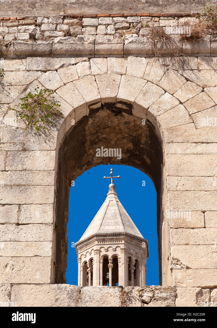 Split, Kroatien, Blick auf den Glockenturm Höhepunkt durch den Diokletian Palast Wand Fensteröffnung Stockfoto