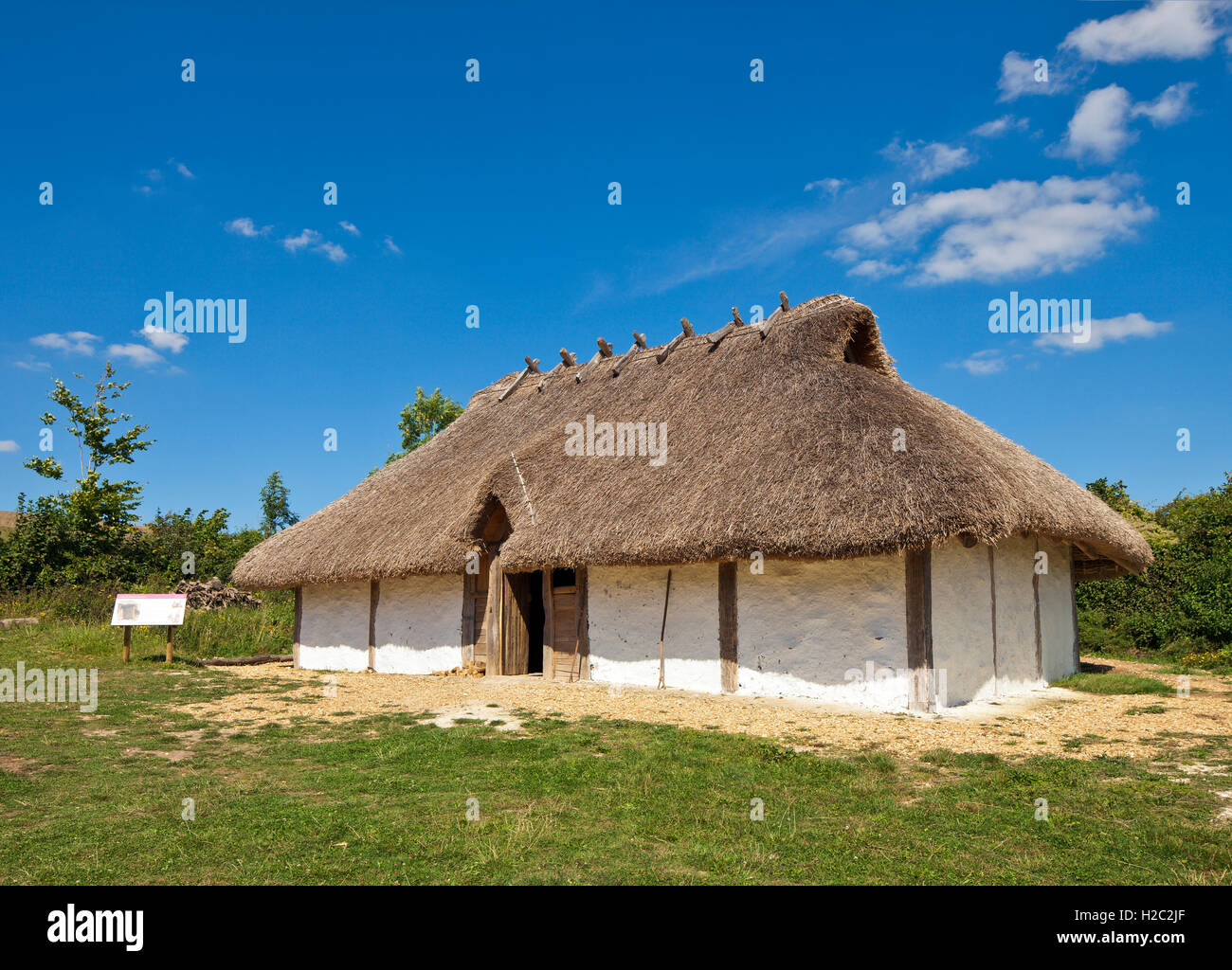 Rekonstruktion eines sächsischen Hauses auf Butser Ancient Farm. Stockfoto