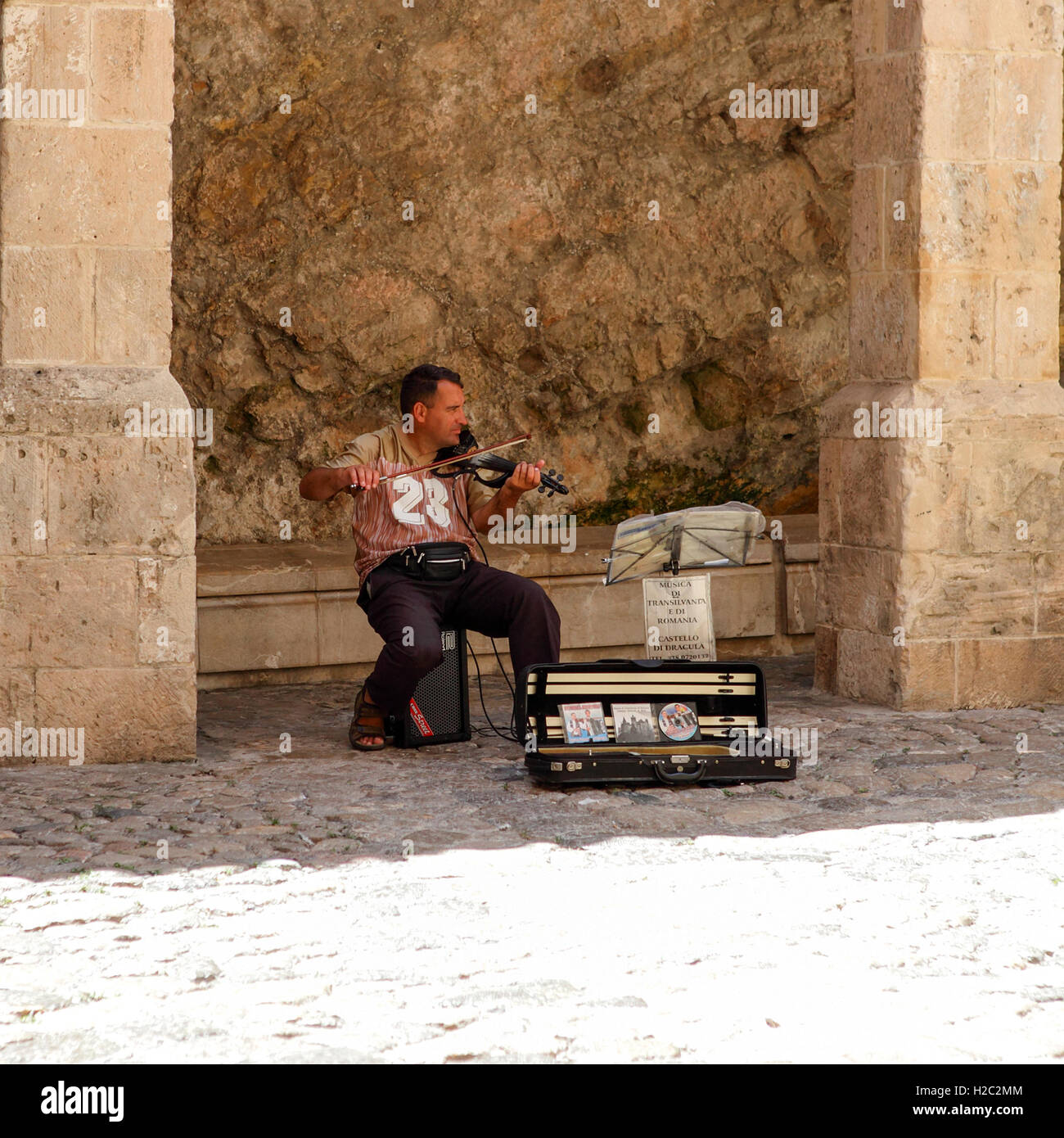 Dalt Vila bietet dem anspruchsvollen Reisenden einen Schritt zurück in die Römerzeit oder aktuell Saftbars und Kleidung Geschäfte. Stockfoto