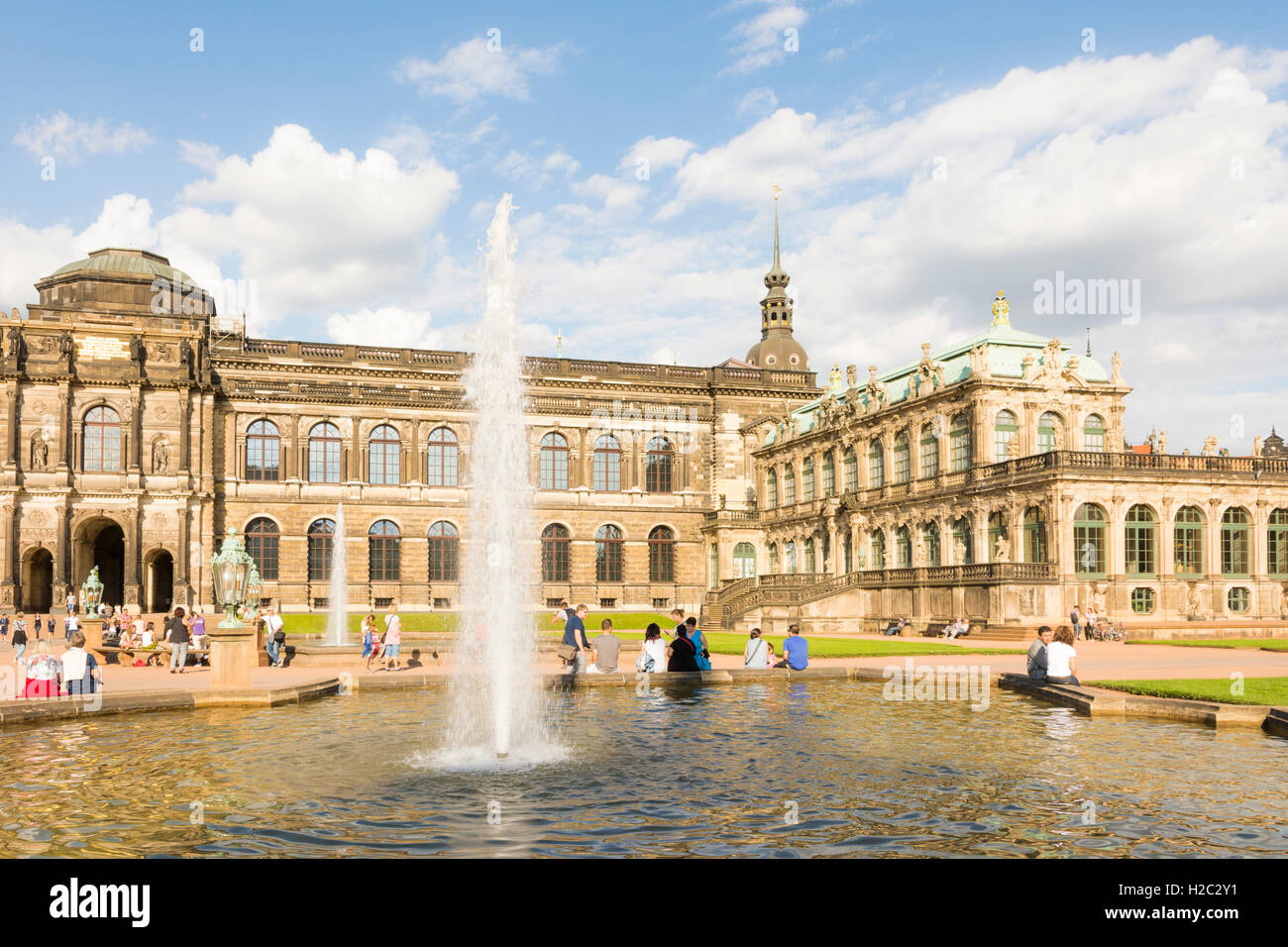 DRESDEN, Deutschland - AUGUST 22: Touristen auf den Zwinger in Dresden, Deutschland am 22. August 2016. Stockfoto