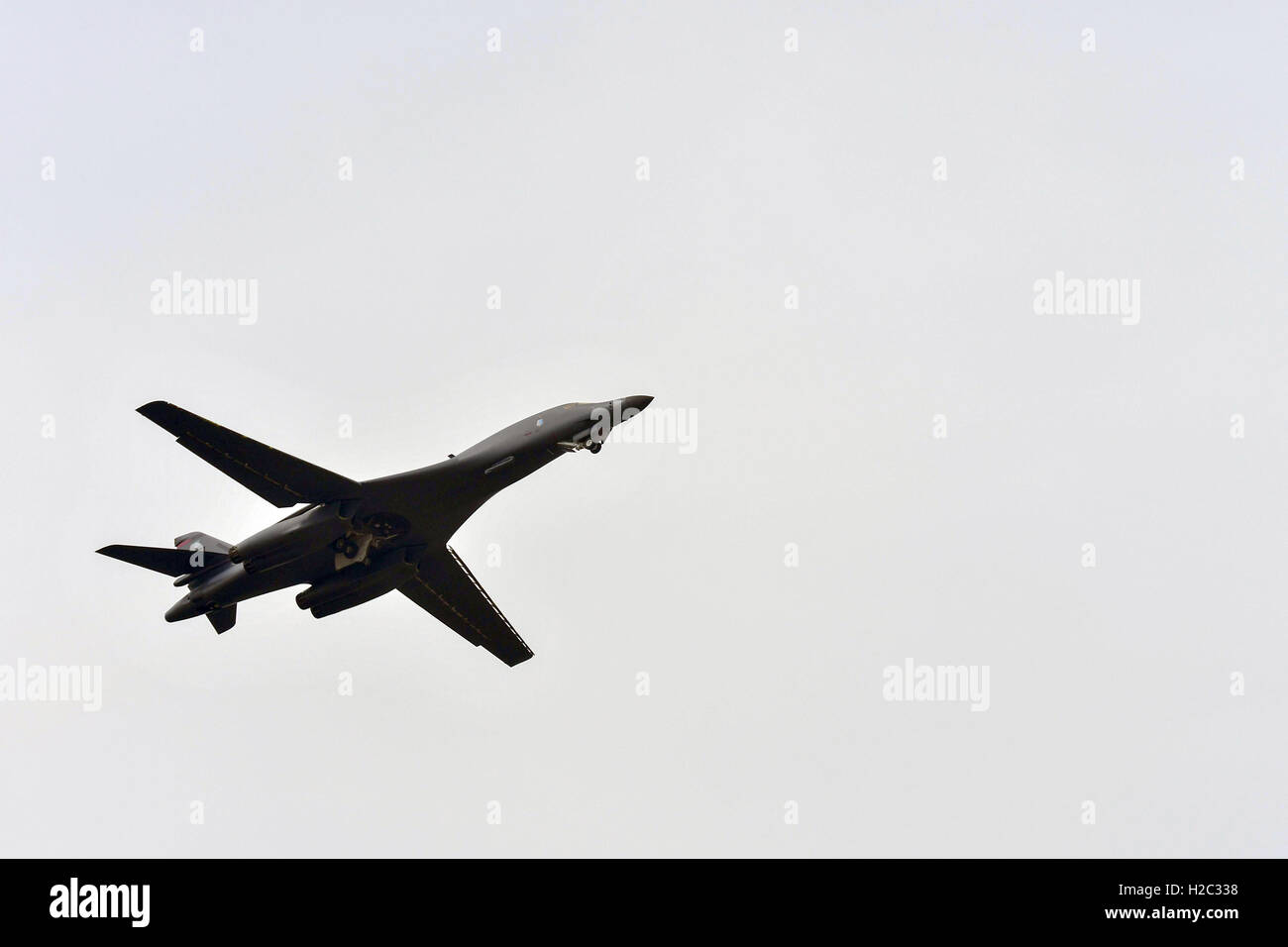 Ein US Luftwaffe B-1 b Lancer Stealth-strategischer Bomber während einer Low pass über Osan Air Base 21. September 2016 in Songtan, Südkorea. B-1 b, bereitgestellt von Andersen Air Base durchgeführt den nächste Flug nach nordkoreanischen Luftraum als eine Warnung an die erhöhte militärische Aktivität durch die zurückgezogen lebende Nation. Stockfoto