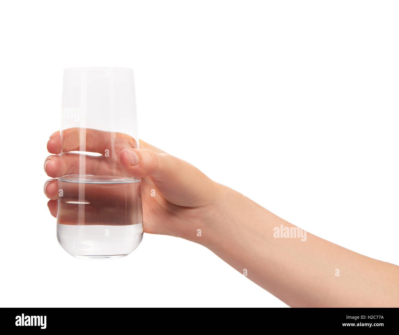 Nahaufnahme von weiblicher Hand hält sauber transparent Trinkglas mit Wasser vor weißem Hintergrund. Beschneidungspfad für Glas Stockfoto