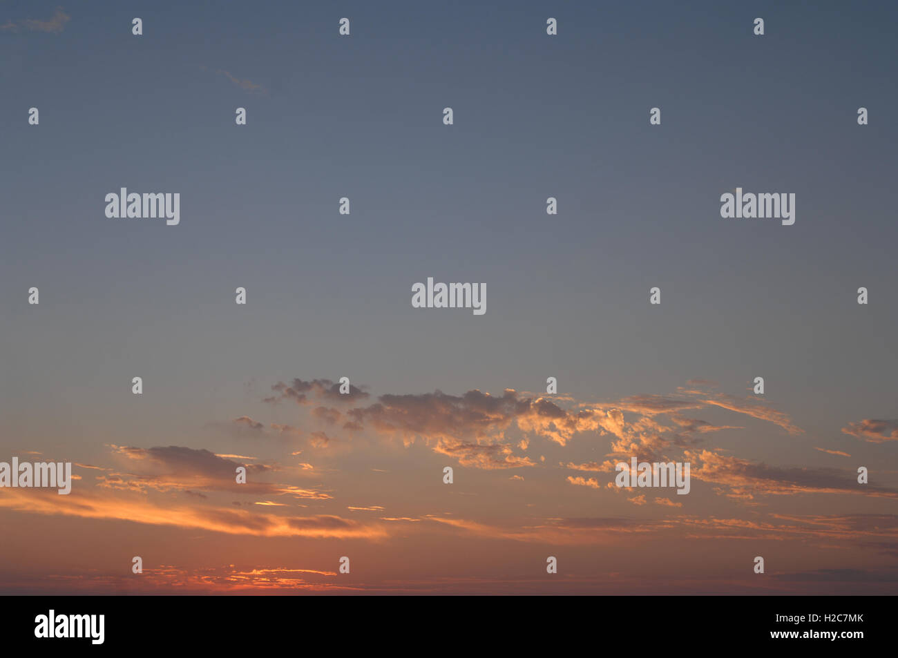 Sonnenuntergang Sonnenaufgang Sonne beleuchtet Einstellung Sonnenhimmel mit Wolken dramatische Beleuchtung inspirierend, schön, ruhig, super, blau orange rosa Stockfoto