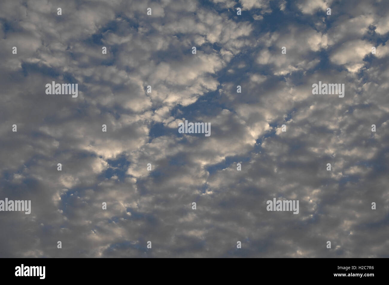 Cloud-Muster Blau Himmel Wolken Hintergrund Himmel himmlischen Licht klaren Tag Sonne Foto Frühling hohe weiße Meteorologie Sommerwetter Stockfoto