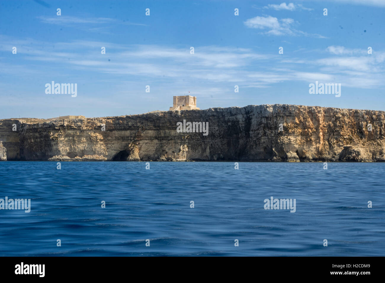 Einsame Hütte am Ufer des Malta. Blick von der vorbeifahrenden Schiff Stockfoto