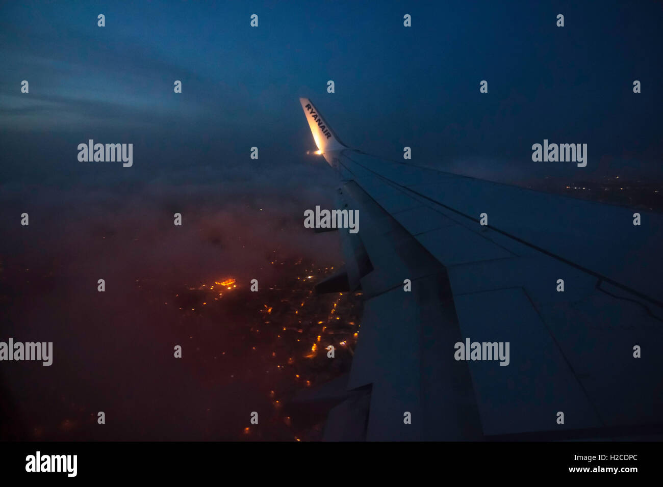 Landung in Malta, der Blick aus dem Fenster auf die Flügel und die schlafende Stadt Nacht Stockfoto