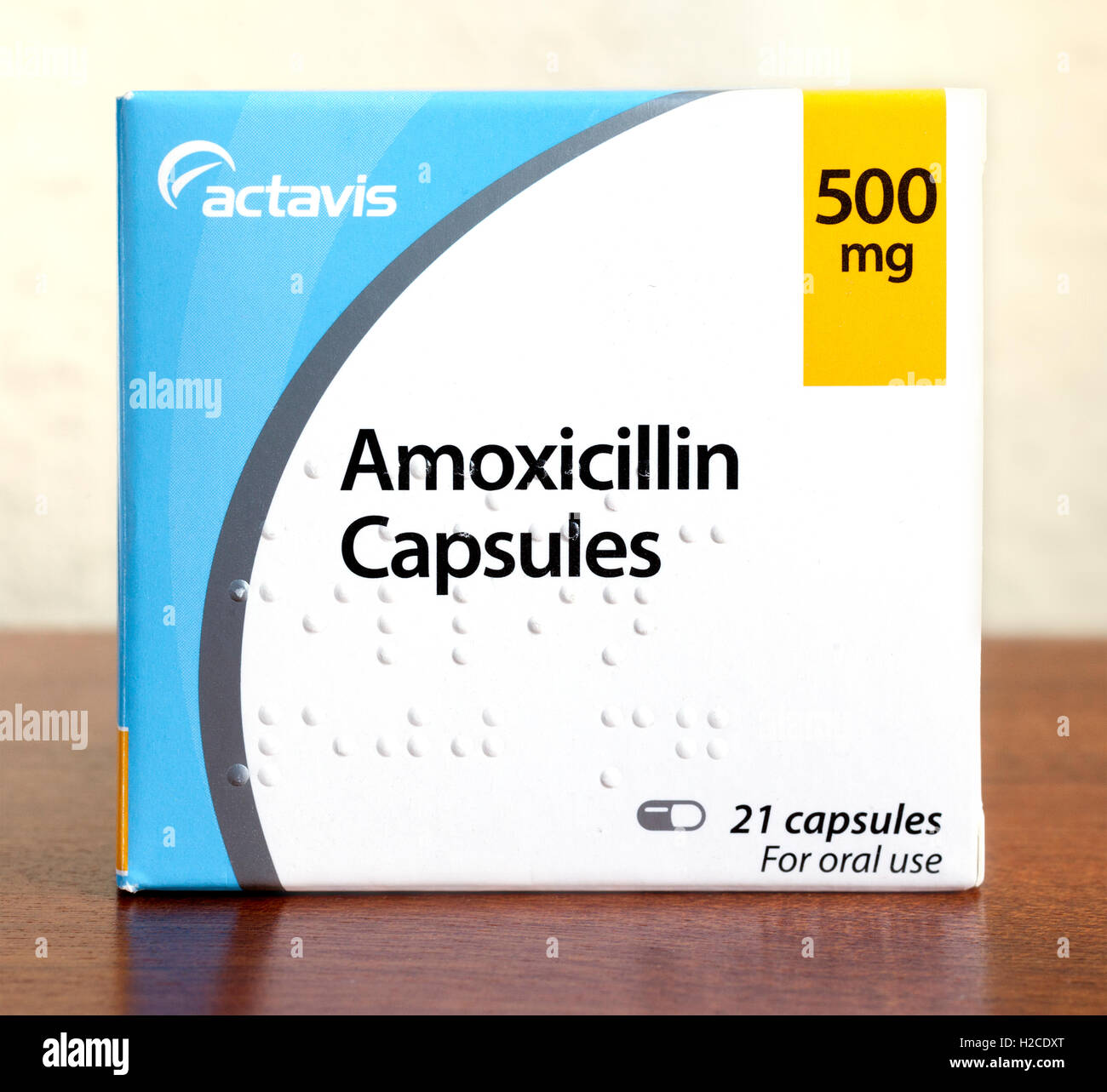 Stock Foto von einer Schachtel mit Amoxicillin (Penicillin Antibiotikum) Kapseln von Actavis hergestellt. Braille ist auf der Vorderseite der Box beeindruckt. Stockfoto