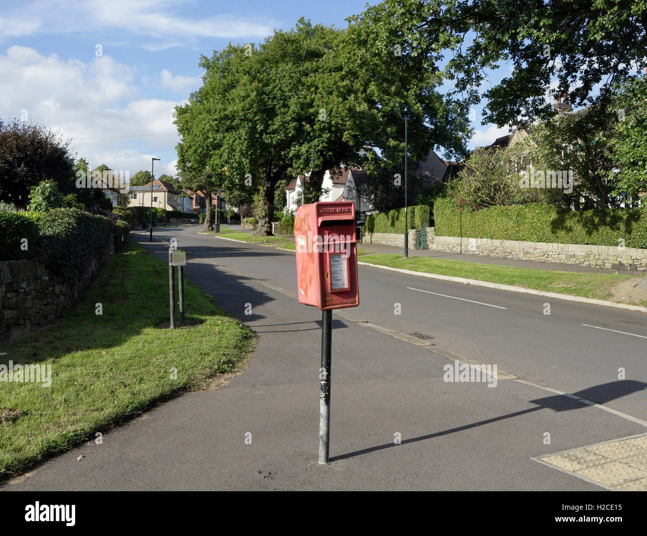 Postfach in der Vorstadt auf Metallstand, BeauChief Sheffield England, Folds Lane, Abbey Lane Stockfoto