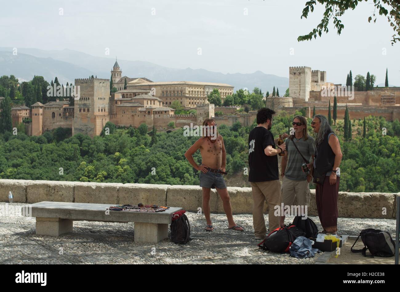 Ex-Pat Hippies am Mirador San Nicolas, vor der Alhambra Stockfoto