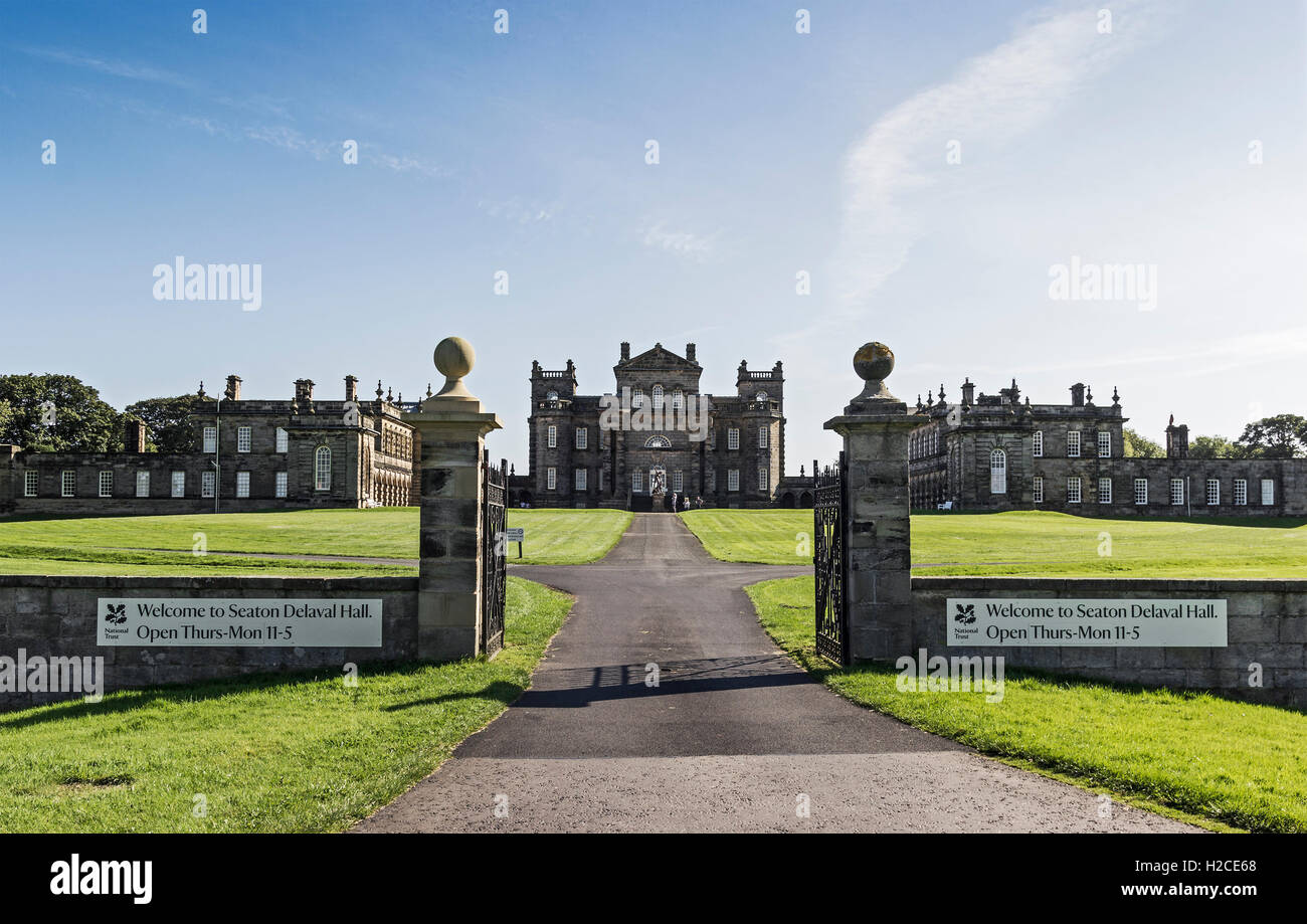 Seaton Delaval Hall, ein nationales Treuhandvermögen Schuss aus einer öffentlichen Straße. Stockfoto