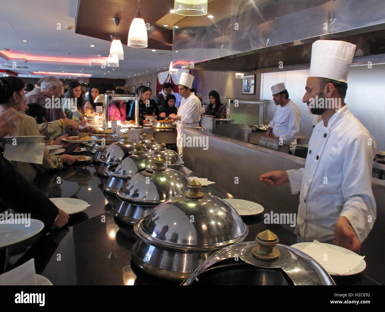 Indischen buffet Hochzeit Mittagessen, Köche, verschiedene Gerichte Stockfoto