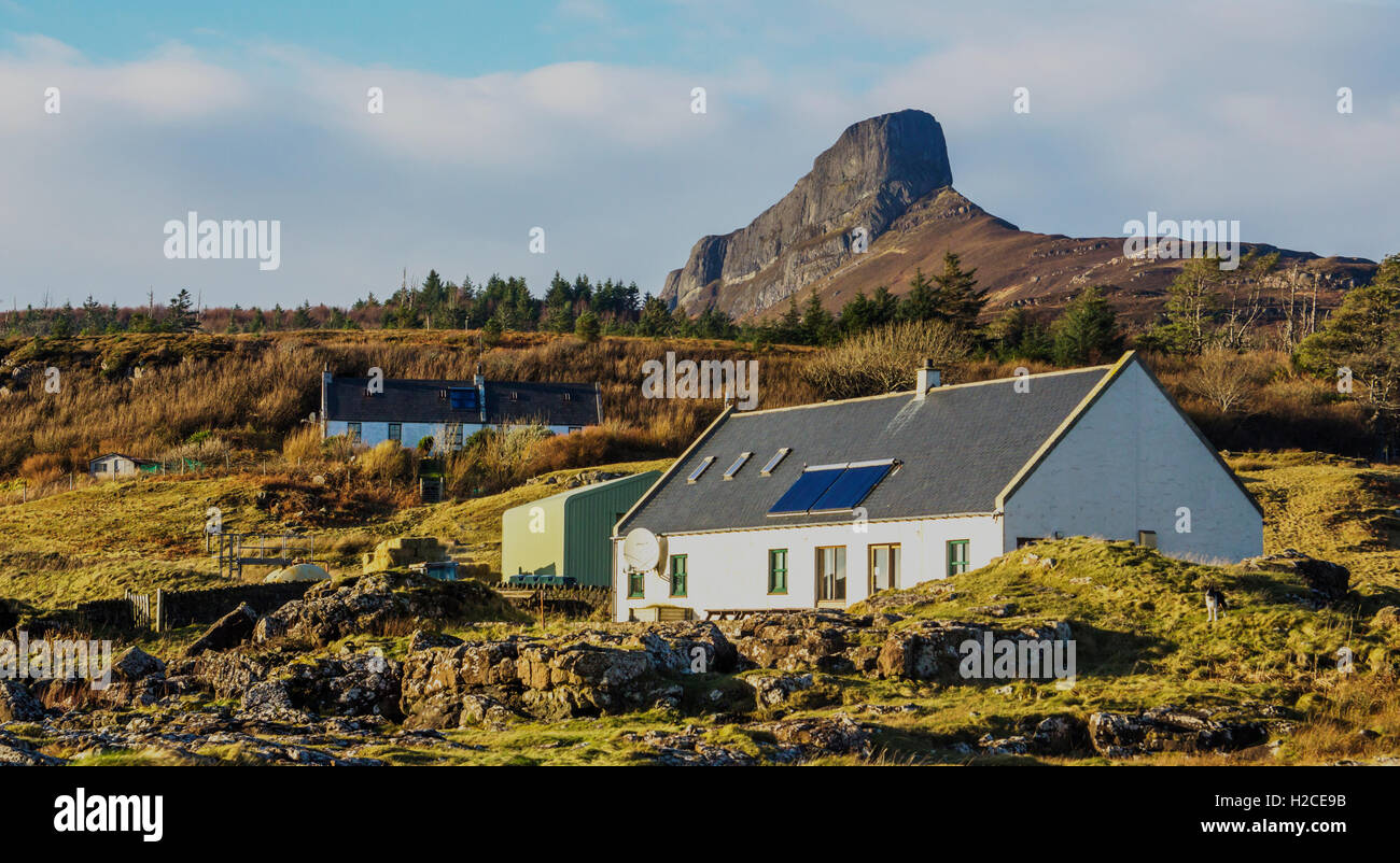 Haus auf dem Hintergrund der Berge auf der Insel Eigg in Schottland Stockfoto