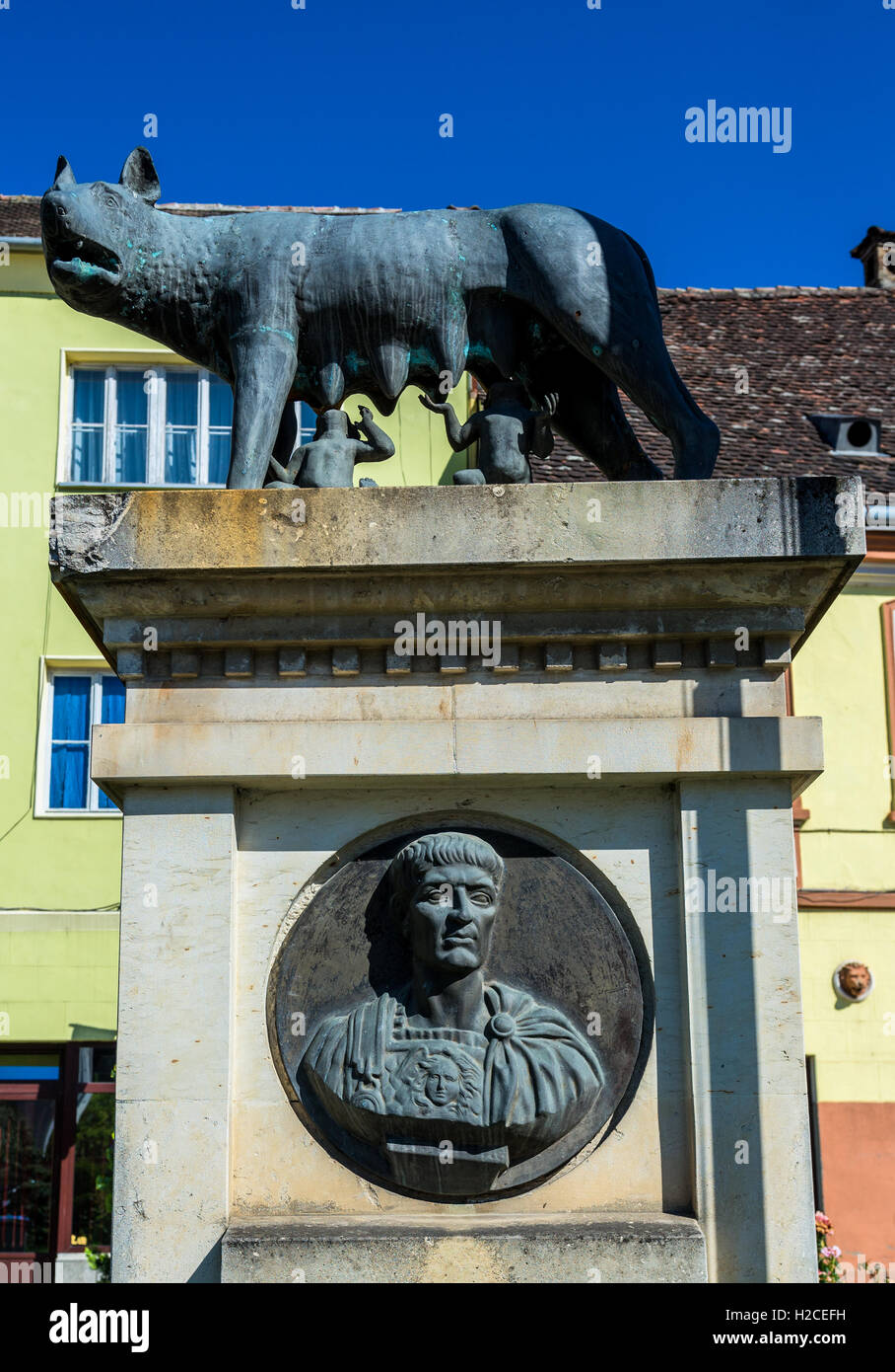 Statue der Kapitolinische Wölfin mit Romulus und Remus Zwillinge in Sighisoara/Schäßburg Stadt, Region Transsilvanien in Rumänien Stockfoto