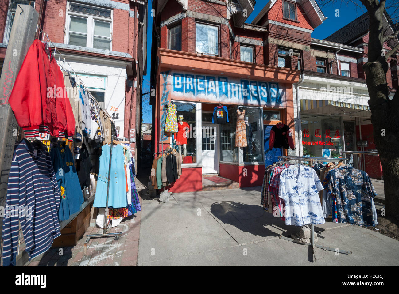 Eine gebrauchte Bekleidungsgeschäft in Kensington Market eine bekannte touristische und Kunstszene in Toronto Ontario Kanada Stockfoto