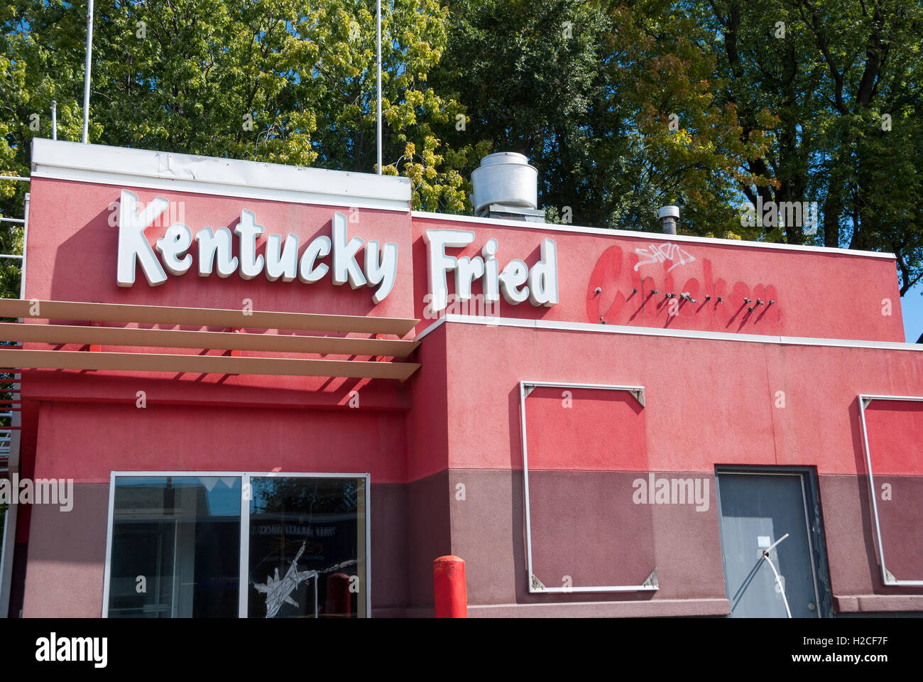 Ein geschlossenes KFC Kentucky Fried Chicken Outlet in Toronto. Das Unternehmen soll verlegt und sein wertvolles Grundstück in der Innenstadt verkauft und für Wohnungen umgewidmet werden. Stockfoto