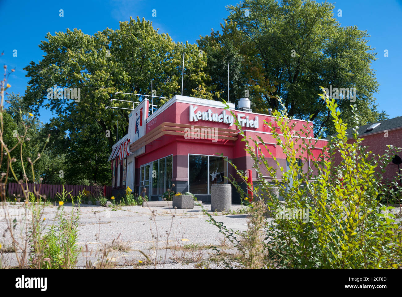 Ein geschlossenes KFC Kentucky Fried Chicken Outlet in Toronto. Das Unternehmen soll verlegt und sein wertvolles Grundstück in der Innenstadt verkauft und für Wohnungen umgewidmet werden. Stockfoto