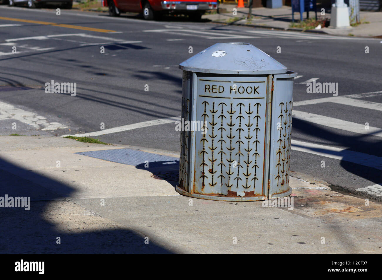 Ein roter Haken Mülleimer, Brooklyn, NY. Stockfoto