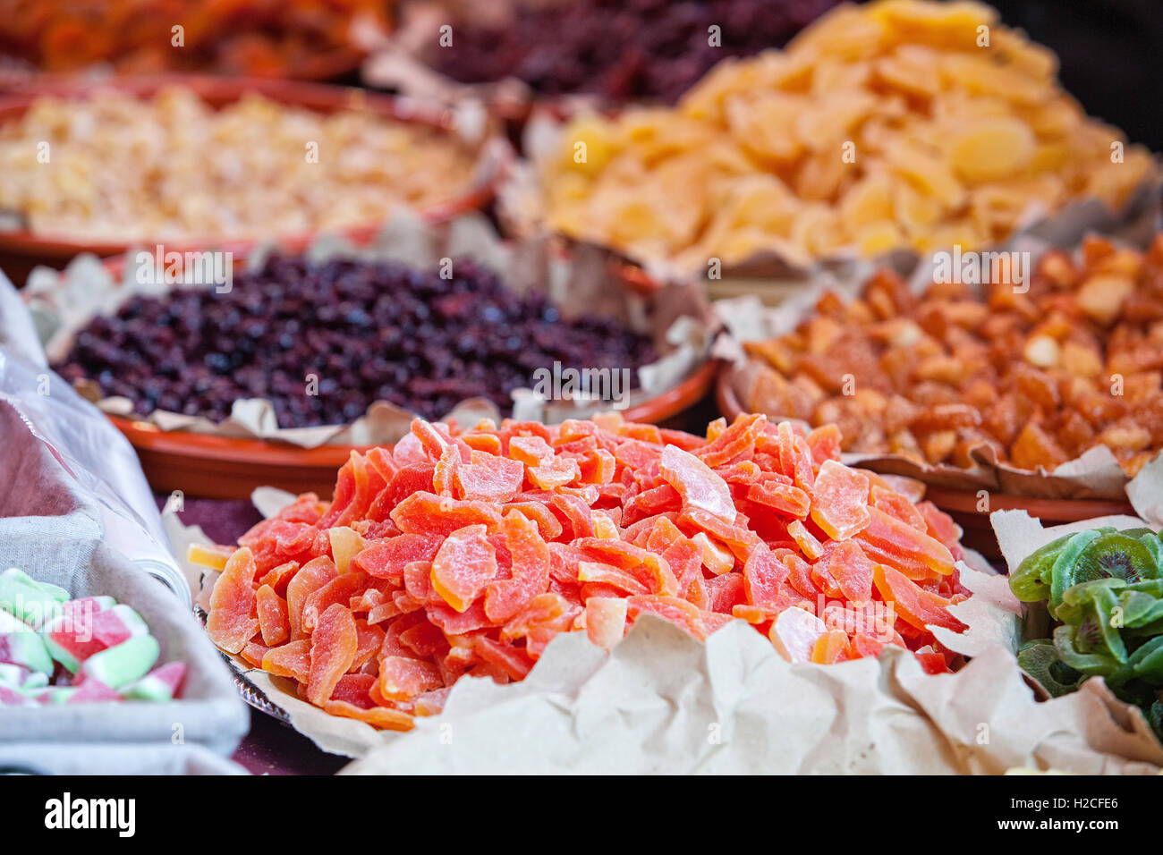 Bunten Süßigkeiten, kandierte, getrocknete Früchte und Gelees an Straße Marktstand Stockfoto