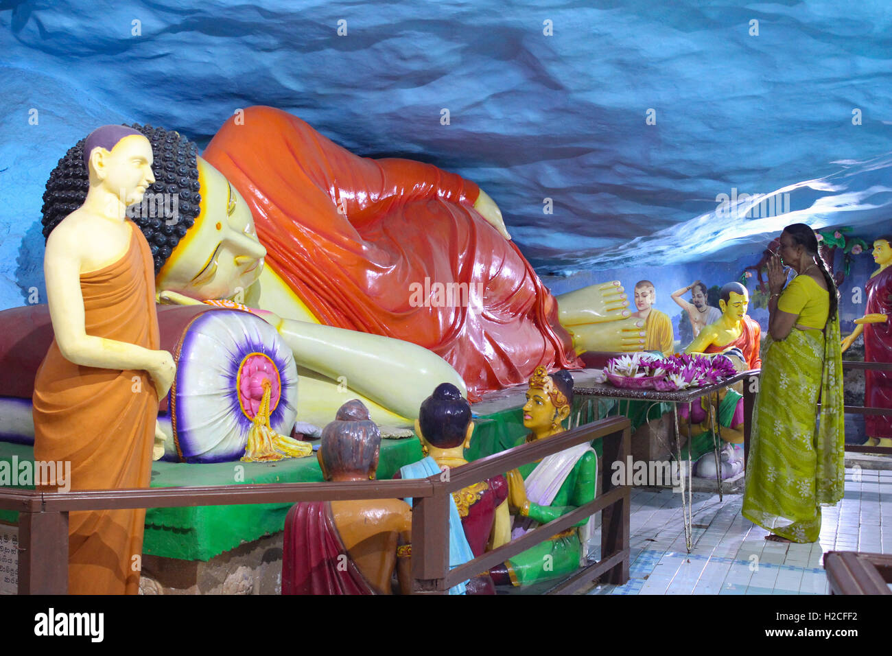 Frau in einem buddhistischen Höhle Tempel Sri Lanka verehren Stockfoto