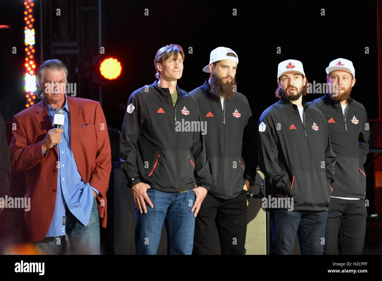 Toronto, Kanada - 16. September 2016: Barry Melrose mit Team Canada ansiedelte Jay Bouwmeester, Brent Burns, Drew Doughty und Jake Muzzin bei der Premierenfeier des World Cup of Hockey. Stockfoto