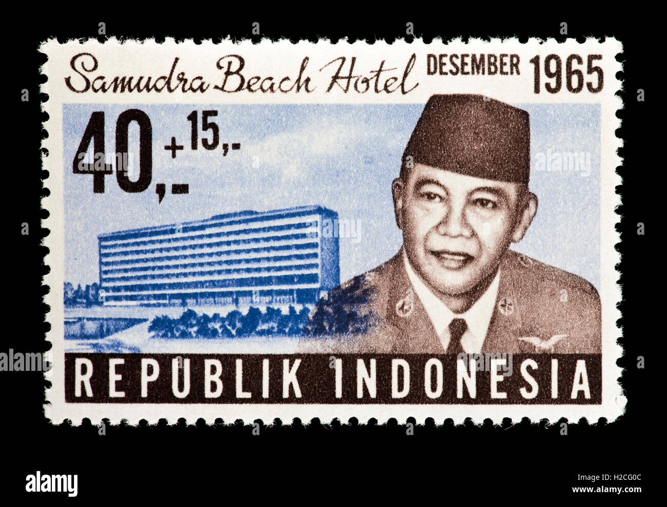 Briefmarke aus Indonesien Darstellung Präsident Sukarno und Samudra Beach Hotel Stockfoto