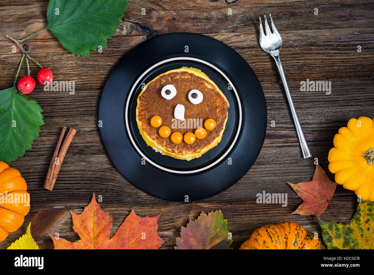 Kürbis-Pfannkuchen für Kinder Halloween Frühstück Essen. Ansicht von oben, horizontal Stockfoto