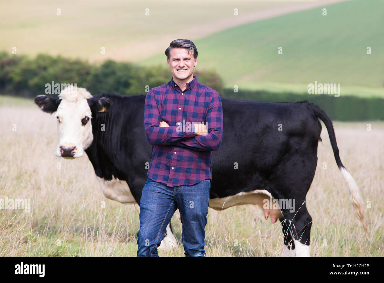 Porträt von Milchbauer aus Feld mit Rindern Stockfoto