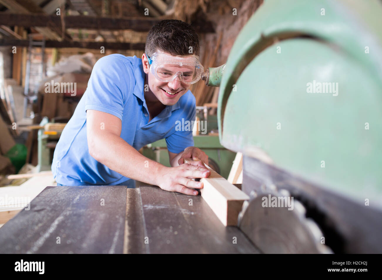 Schneiden von Holz an Kreissäge-Tischler Stockfoto