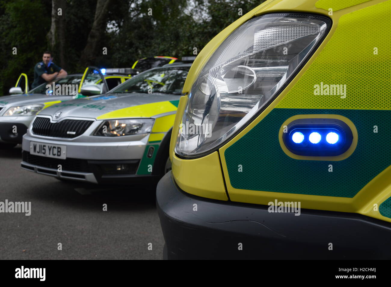 South Western Ambulance Service Mercedes Sprinter Krankenwagen hautnah mit Skoda Scout Rapid Response Vehicle im Hintergrund Stockfoto